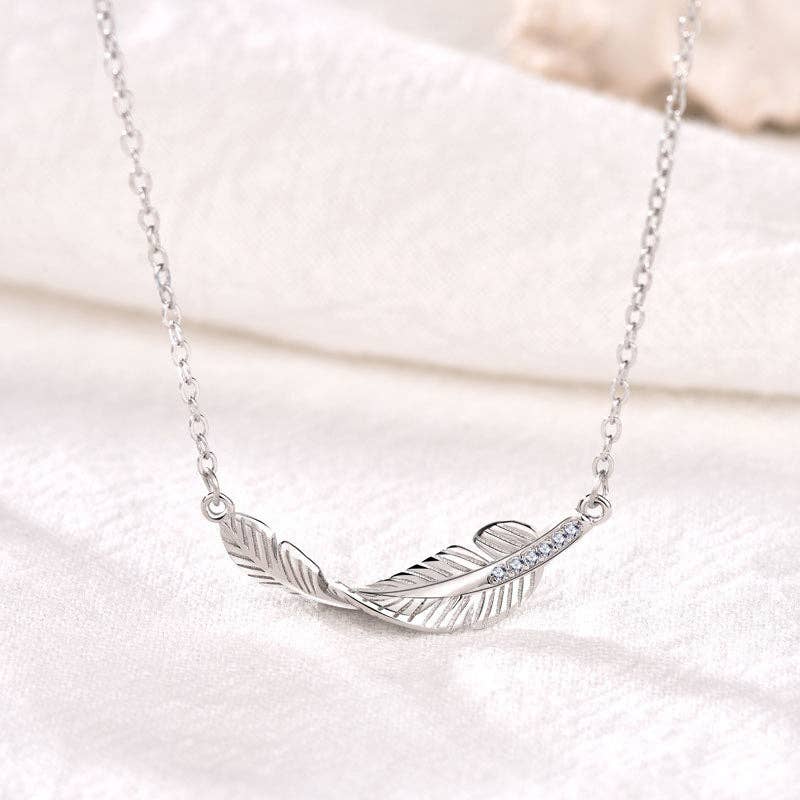 Horizontal Feather Pendant Necklace in 925 Sterling Silver